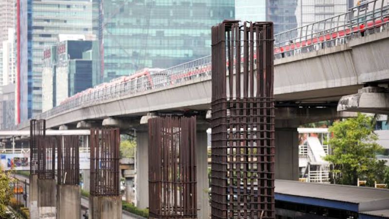 Tiang monorail di Jakarta._HOLOPIS