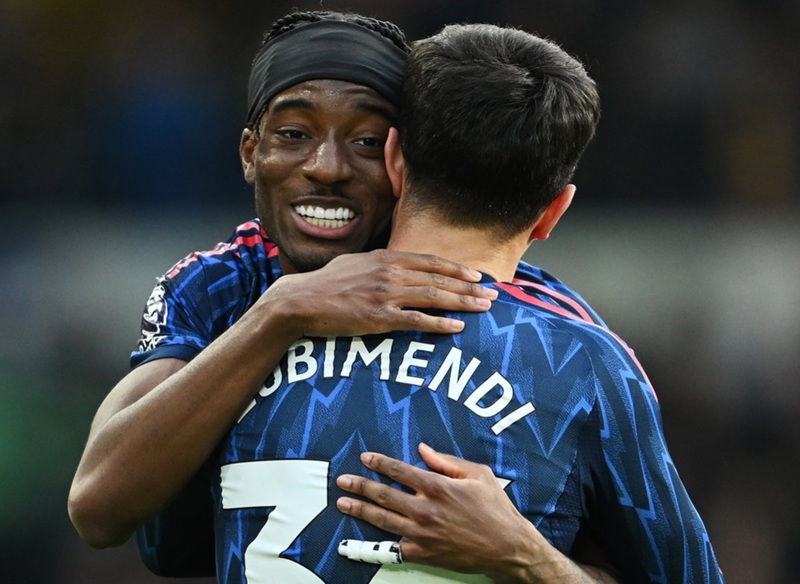 Noni Madueke dan Martin Zubimendi di laga Leeds United vs Arsenal - Holopis