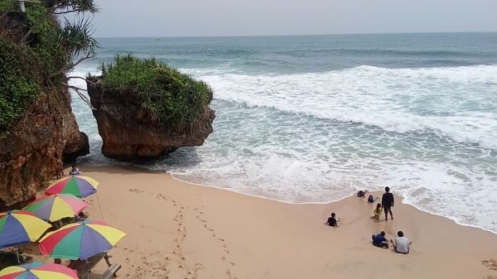 Pantai Watulawang - Holopis