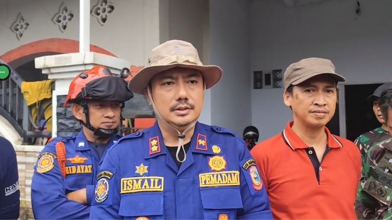Pasutri di Makassar Tertimpa Reruntuhan Indekos usai Diterjang Angin Kencang 1 Pasutri di Makassar Tertimpa Reruntuhan Indekos - Holopis