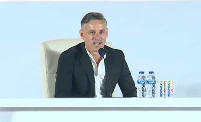 Pelatih baru Timnas Indonesia, John Herdman saat diperkenalkan ke muka publik - Holopis