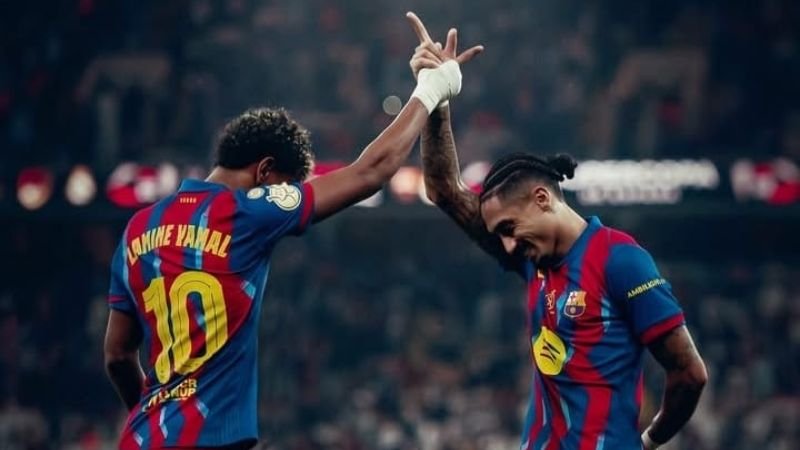 Pemain Barcelona selebrasi gol saat melawan Real Madrid._HOLOPIS