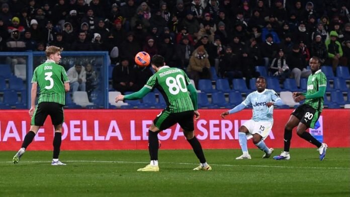 Pemain Sassuolo Tarik Muharemovic cetak gol bunuh diri saat laga melawan Juventus di Serie A Italia._HOLOPIS