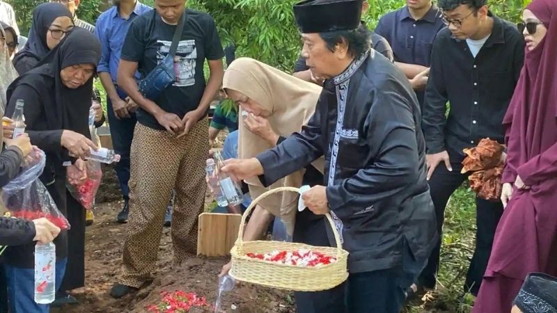 Pemakaman Istri Mansyur S - Holopis