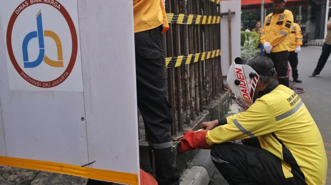 109 Tiang Monorel Mangkrak Dibongkar, Kuningan Disiapkan Jadi Etalase Jakarta 1 Pembongkaran tiang pancang monorel yang mangkrak dibongkar._HOLOPIS