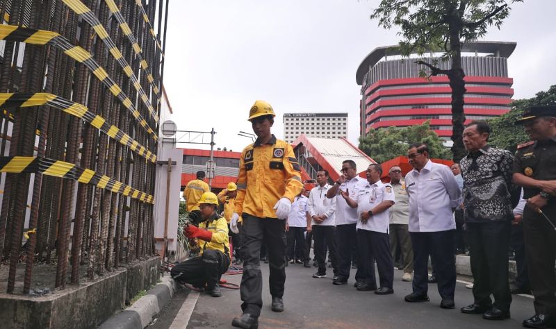 Pembongkaran tiang pancang monorel yang mangkrak dibongkar._HOLOPIS