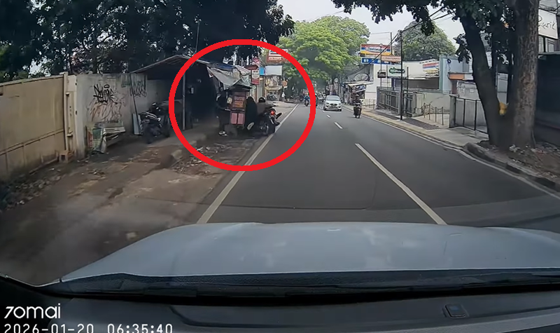 Pemotor tabrak pedagang