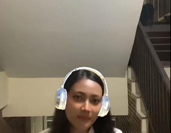 Penampakan di tangga - Holopis