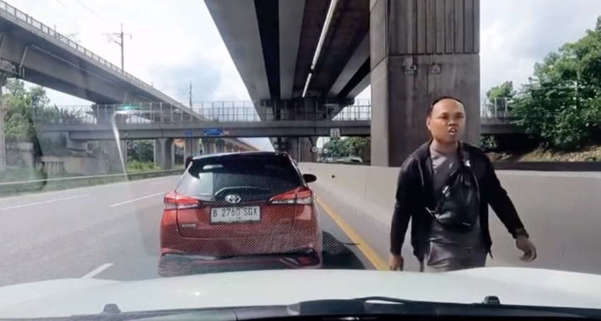 Pengemudi Mobil di Tol Japek - HOLOPIS