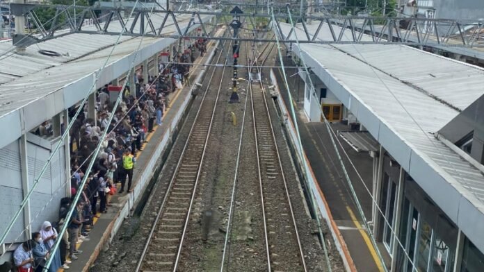 Penumpang KRL - Holopis