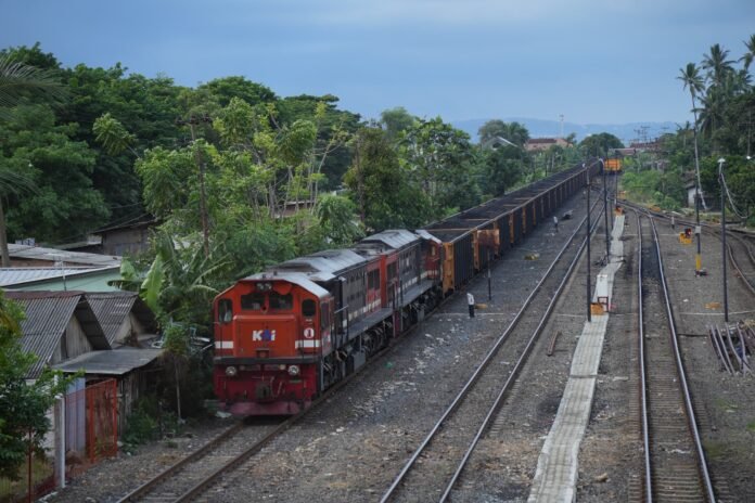 Perjalanan Kereta Api - Holopis