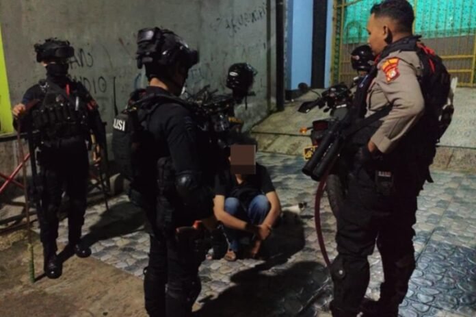 Polres Jaktim dan Brimob -Holopis