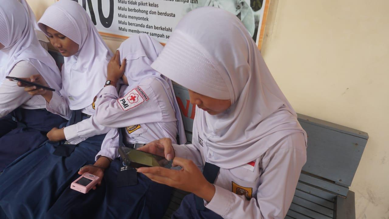 Ponsel Siswa