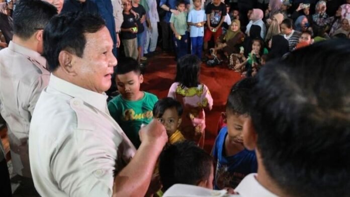 Prabowo Bagikan Mainan untuk Anak-Anak di Pengungsian - Holopis