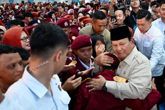 Presiden Prabowo Rangkul SIswa Sekolah Rakyat - HOLOPIS