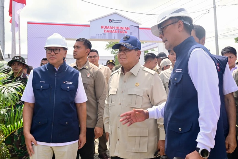 Presiden Prabowo Subianto meninjau pembangunan rumah Hunian Danantara di Aceh Tamiang - Holopis