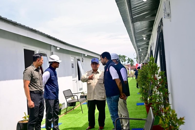 Presiden Prabowo Subianto saat melakukan peninjauan langsung pembangunan rumah hunian Danantara di Aceh Tamiang - Holopis