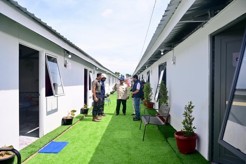 Presiden Prabowo Subianto saat melakukan peninjauan langsung pembangunan rumah hunian Danantara di Aceh Tamiang - Holopis