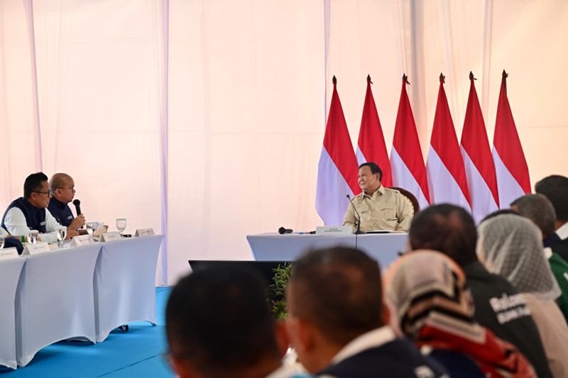 Presiden Prabowo Subianto saat memimpin rapat terbatas di lokasi pembangunan rumah hunian Danantara di Kabupaten Aceh Tamiang, Provinsi Aceh