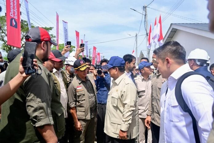 Presiden Prabowo Subianto saat mengunjungi wilayah terdampak Bencana Alam di Aceh Tamiang - Holopis