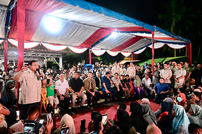 Presiden Prabowo Subianto saat merayakan Malam Tahun Baru 2026 di Desa Batu Hula, Kecamatan Batang Toru, Kabupaten Tapanuli Selatan - Holopis