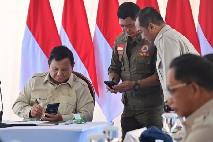 Presiden Prabowo Subianto saat rapat terbatas di lokasi pembangunan rumah hunian Danantara di Kabupaten Aceh Tamiang, Provinsi Aceh