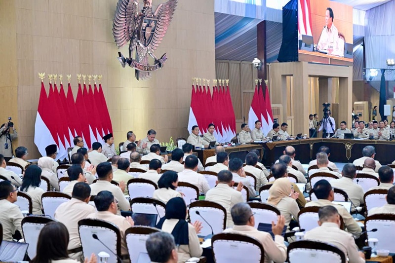 Presiden Prabowo Soroti Capaian Tahun Pertama, Tegaskan Kemandirian Bangsa Presiden Prabowo beserta jajaran Kabinet Merah Putih dalam forum Taklimat Awal Tahun 2026 - Holopis