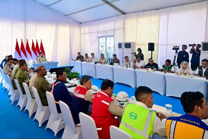 Presiden Prabowo saat memimpin rapat terbatas bersama kementerian dan lembaga hingga pemerintah daerah di lokasi pembangunan rumah hunian Danantara di Kabupaten Aceh Tamiang, Provinsi Aceh - Holopis