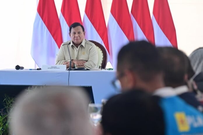 Presiden Prabowo saat memimpin rapat terbatas usai meninjau Rumah Hunian Danantara di Kabupaten Aceh Tamiang - Holopis