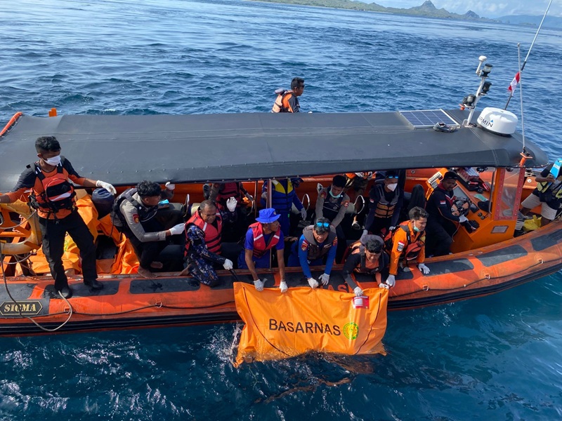 Proses evakuasi korban KM Putri Sakinah oleh Tim SAR Gabungan di sekitaran Pulau Padar, Labuan Bajo, NTT - Holopis