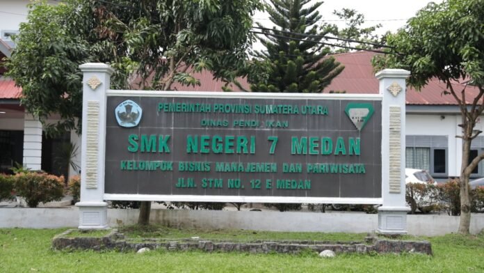 SMK Negeri 7 Medan - Holopis