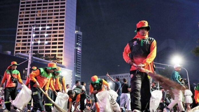 Sampah di Malam Tahun Baru - Holopis