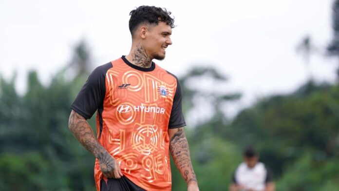 Bek sayap Persija Shayne Pattynama._HOLOPIS