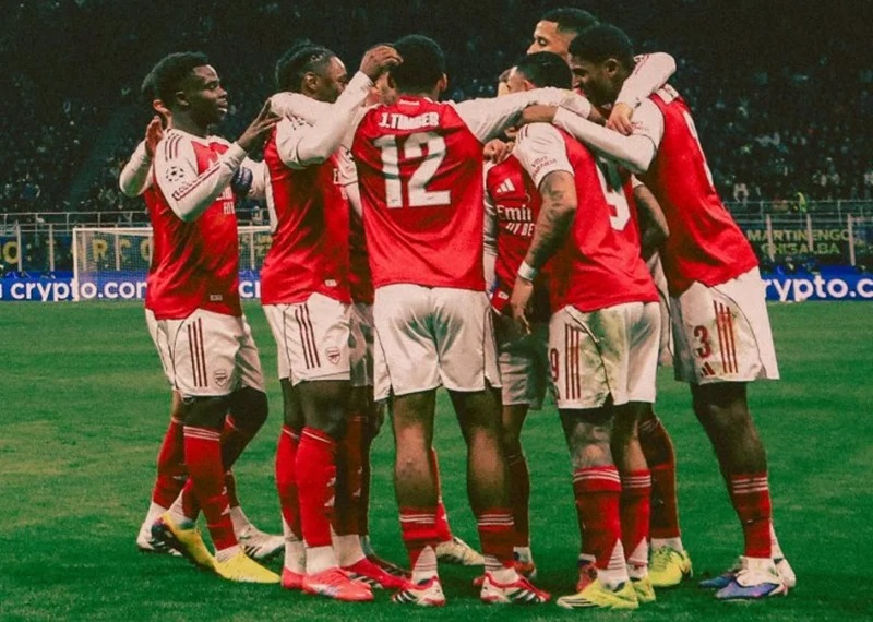 Skuad Arsenal saat selebrasi di Liga Champions - Holopis
