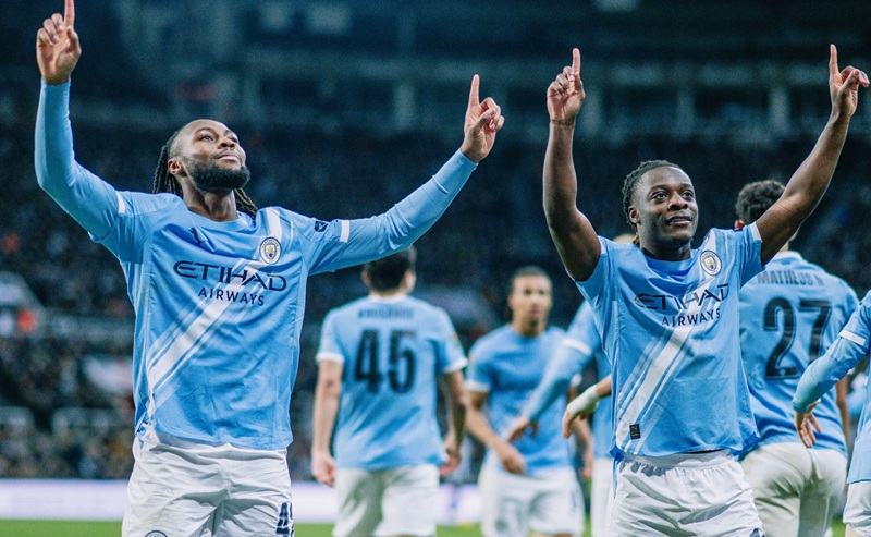 Skuad Manchester City selebrasi gol lawan Newcastle di semifinal Carabao Cup - Holopis