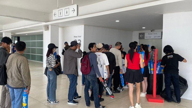 Jelang Final Indonesia Masters 2026, Supporter RI Mulai Berdatangan Supporter Merah Putih saat hendak memasuki tribun Istora GBK untuk menyaksikan final Indonesia Masters 2026 - Holopis