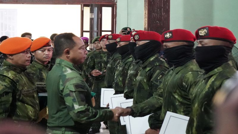 Panglima TNI Jenderal Agus Subiyanto menganugerahkan Kenaikan Pangkat Luar Biasa (KPLB) kepada 155 prajurit TNI._HOLOPIS