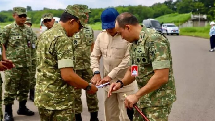 Wakil KSAU Marsdya TNI Tedi Rizalihadi temani Wamenhan RI Marsekal TNI Donny Ermawan mengecek rencana pengembangan infrastruktur Lanud Iswahjudi, Magetan._HOLOPIS
