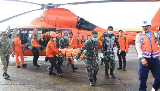 TNI AU bawa jenazah pesawat ATR 42-500 ke RSAU dr. Dody Sardjoto._HOLOPIS