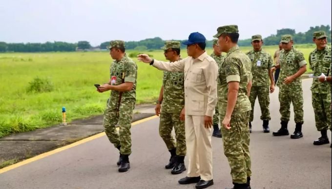Wakil KSAU Marsdya TNI Tedi Rizalihadi temani Wamenhan RI Marsekal TNI Donny Ermawan mengecek rencana pengembangan infrastruktur Lanud Iswahjudi, Magetan._HOLOPIS