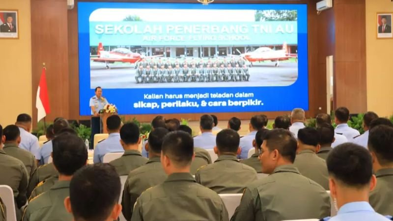 Pengarahan kepada Instruktur Penerbang dan Navigator di Gedung Jupiter, Lanud Adisutjipto, Yogyakarta._HOLOPIS