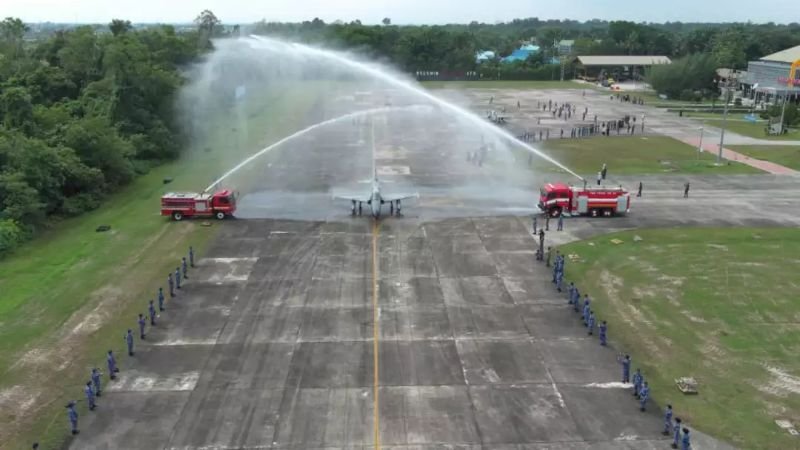 Upacara tradisi pelepasan pesawat Hawk 109/209 dari Skadron Udara 12 menuju Skadron Udara 1. _HOLOPIS