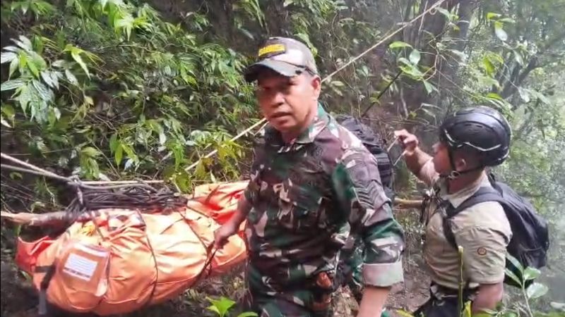 Prajurit TNI dari Kodam XIV/Hasanuddin saat evakuasi dua korban kecelakaan pesawat ATR 42-500._HOLOPIS