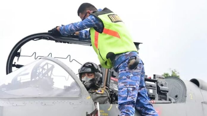 Upacara tradisi pelepasan pesawat Hawk 109/209 dari Skadron Udara 12 menuju Skadron Udara 1. _HOLOPIS