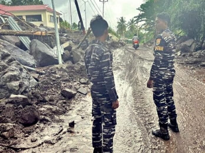 Prajurit TNI AL bantu masyarakat terdampak bencana banjir bandang di Kepulauan Siau Tagulandang Biaro (Sitaro)._HOLOPIS