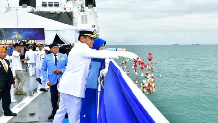 KSAL Laksamana TNI Muhammad Ali saat tabur bunga dalam rangka peringati Hari Dharma Samudera 2026 di atas KRI RJW-992._HOLOPIS