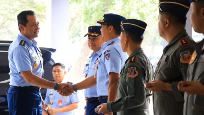 Pengarahan kepada Instruktur Penerbang dan Navigator di Gedung Jupiter, Lanud Adisutjipto, Yogyakarta._HOLOPIS
