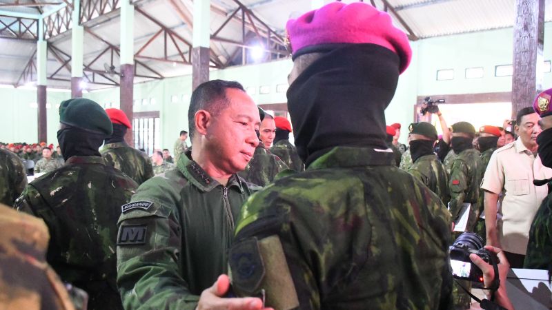 Panglima TNI Jenderal Agus Subiyanto menganugerahkan Kenaikan Pangkat Luar Biasa (KPLB) kepada 155 prajurit TNI._HOLOPIS