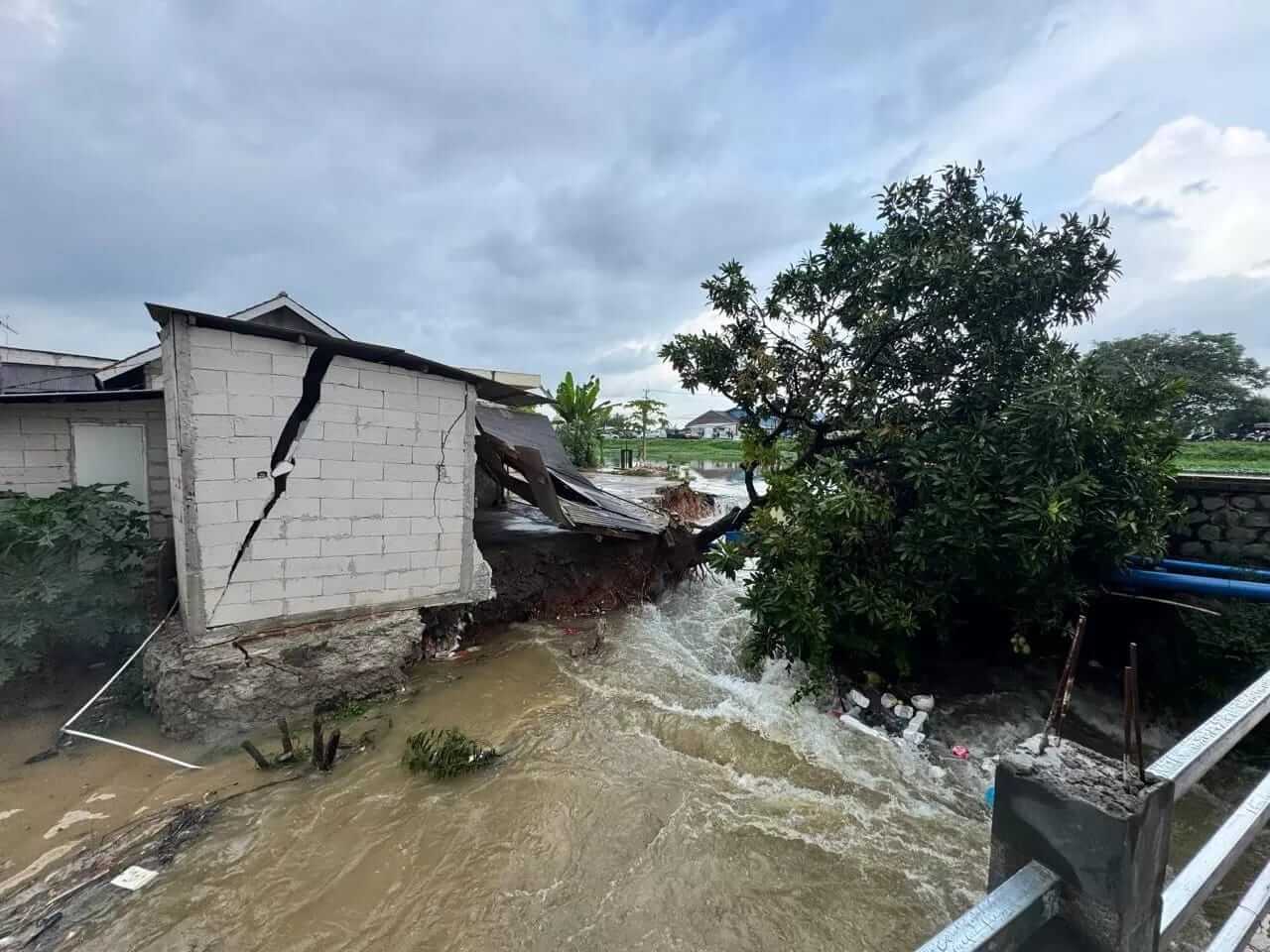 Tanggul Kalimalang Jebol