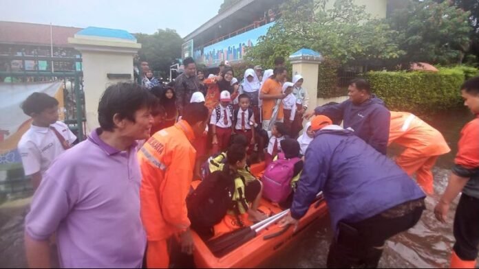 SDN 05 Srengseng, Kembangan, Jakarta Barat terendam banjir._HOLOPIS